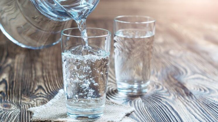 ein Glas Wasser für eine Diät