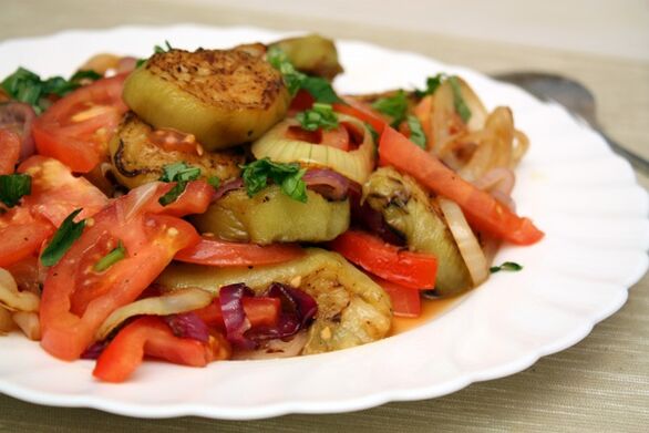 Die Maggi-Diät beinhaltet einen gesunden Gemüsesalat und gekochte Auberginen. 